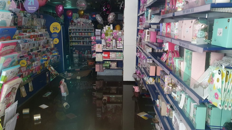 Карточный магазин в Понтипридде был затоплен во время шторма