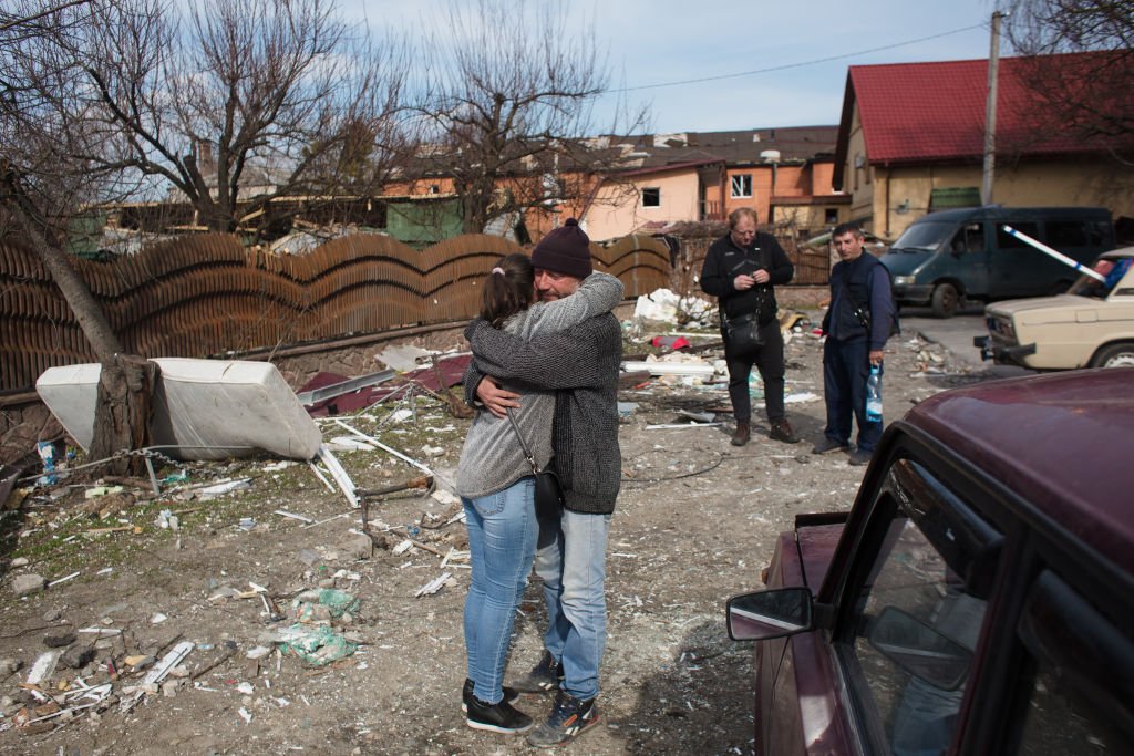 Una residente local abraza a su primo, con quien no mantuvo contacto durante algunas semanas, el 7 de abril de 2022 en Borodianka, Ucrania.