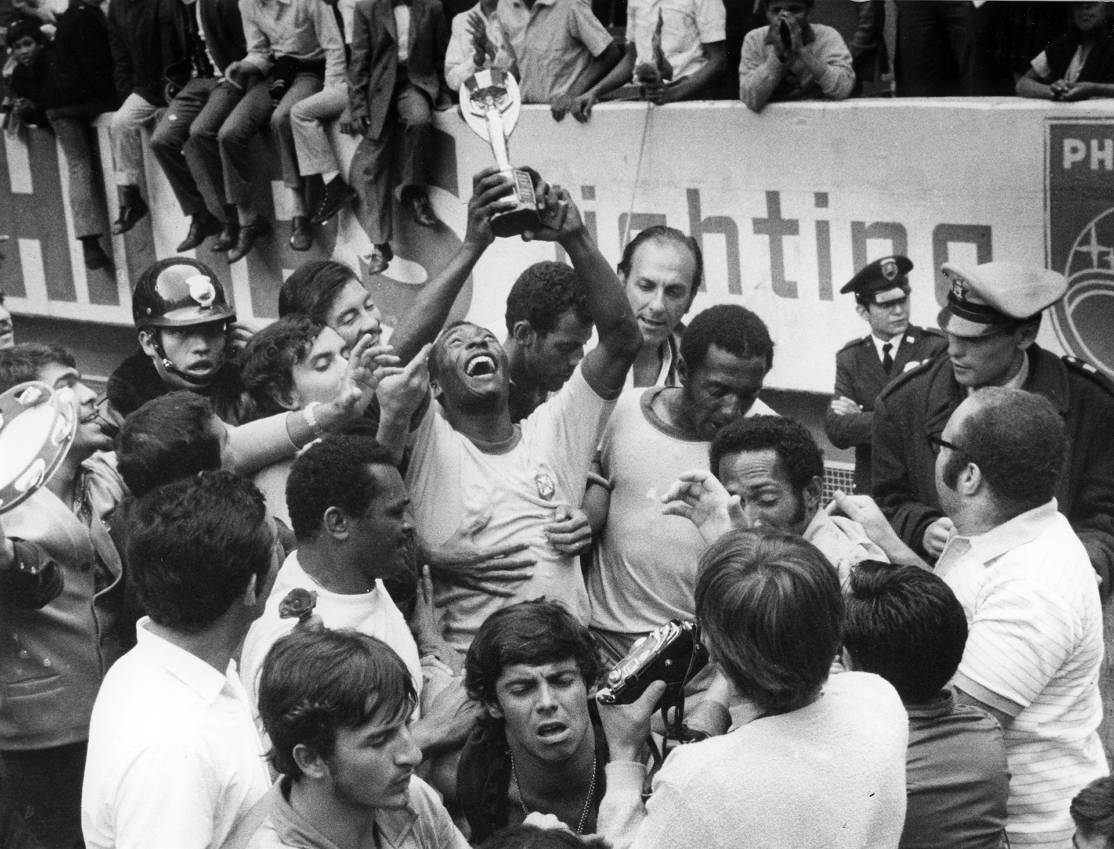 Pelé celebra la obtención de la Copa del Mundo en México 1970.