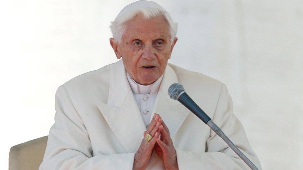 Папа Бенедикт XVI выступает в Ватикане (27 февраля 2013 г.)