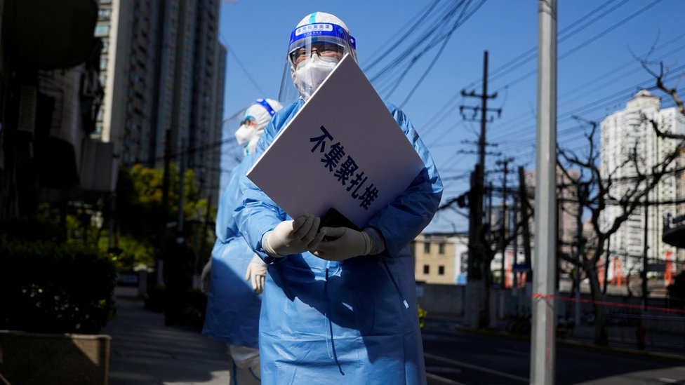 Un trabajador de la salud en traje de protección en Shanghái, 4 de abril 2022