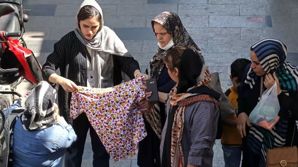 ارتفاع الحرارة قد يعزز من مشاعر العصيان لدى النساء ورفض الملابس التي يفرضها النظام الإيراني