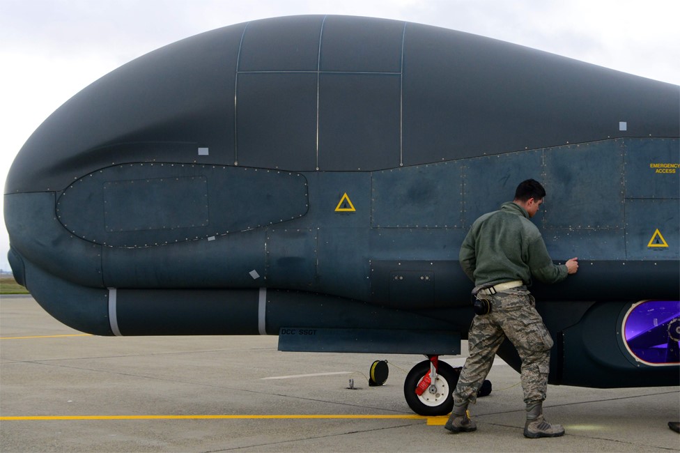 Штаб-квартира ВВС США сержант Сет Тербер проверяет панели беспилотного беспилотного летательного аппарата RQ-4 Global Hawk во время предполетной проверки 5 февраля 2019 года на базе ВВС США Бил, Калифорния (5 февраля 2019 года)
