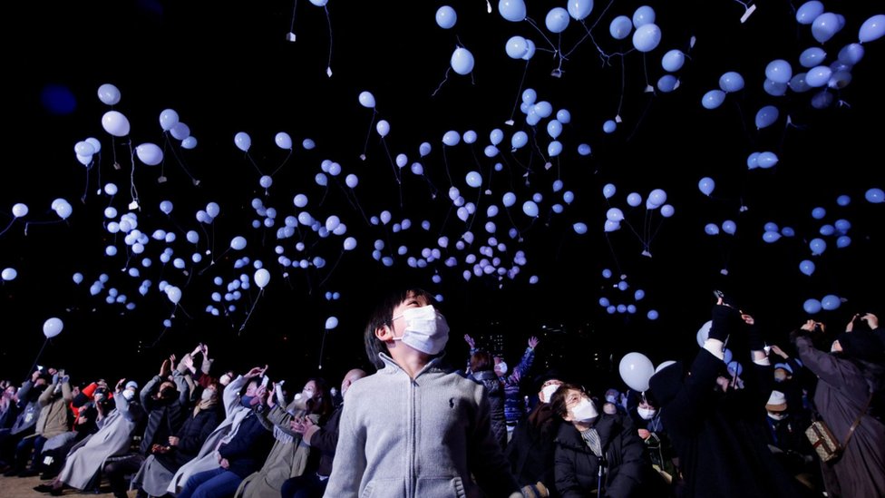 Orang-orang bersuka ria melepas balon dalam perayaan Tahun Baru di Tokyo, Jepang