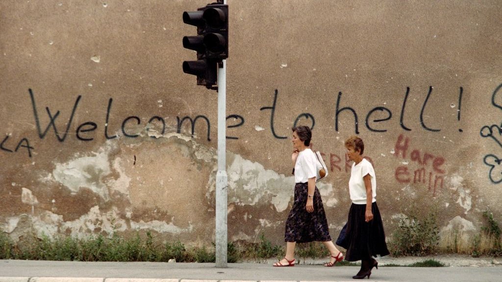 "¡Bienvenidos al infierno!", dice el grafiti de "sniper alley", una avenida principal de Sarajevo en la que los francotiradores le disparaban a quienes la atravezaban.