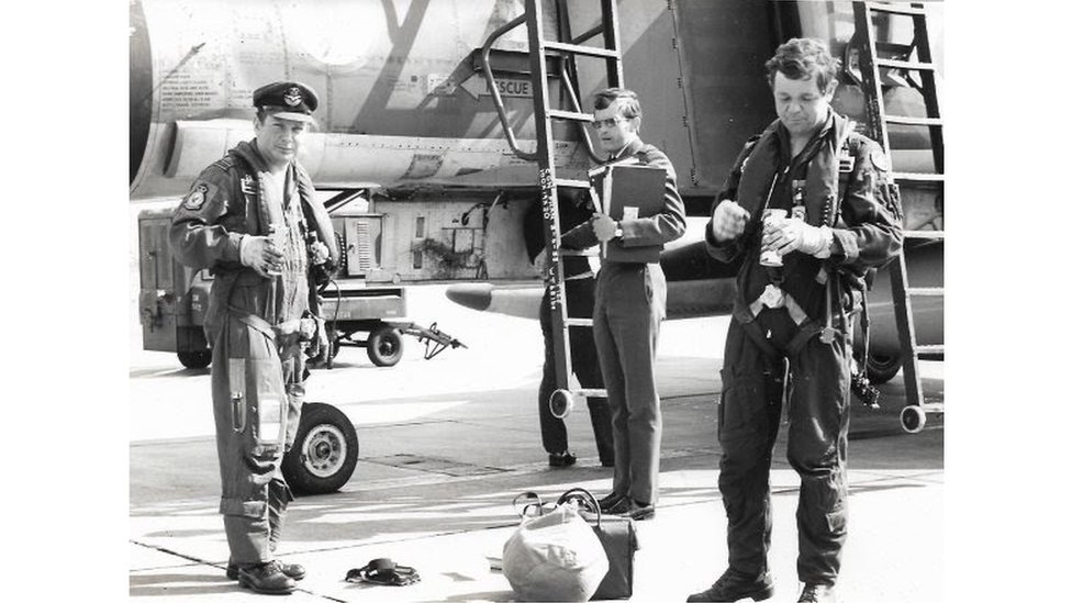Фотография бывшего штурмана Королевских ВВС Билла Сауткомба и двух летчиков