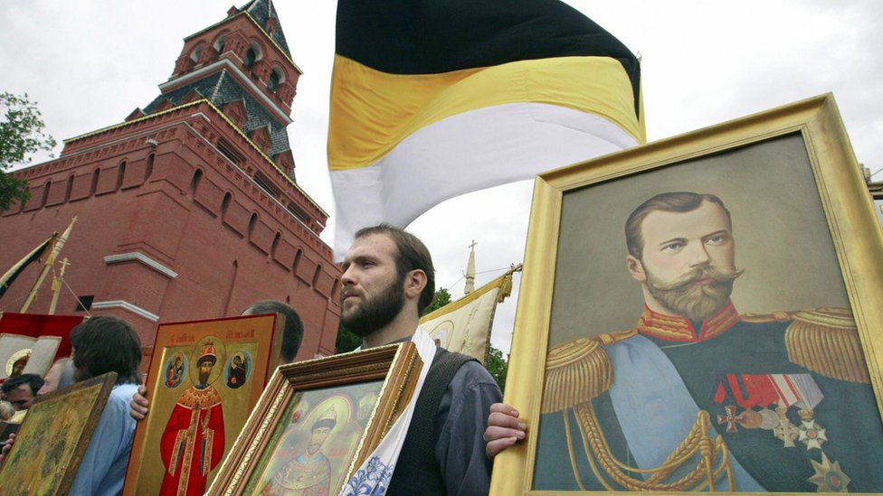 Según Bakov, muchos en Rusia sueñan con el regreso de la monarquía. Una manifestación en honro de Nicolás II.