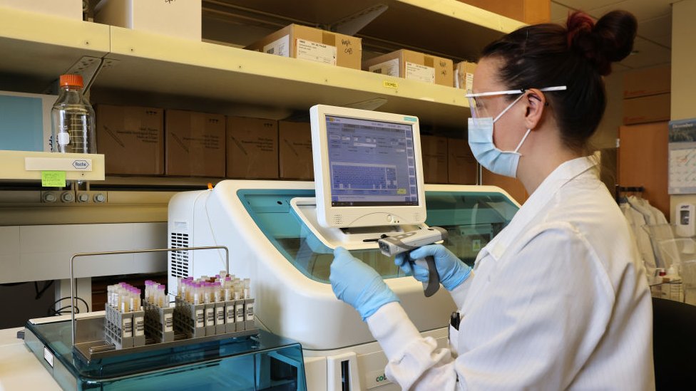 Una mujer en un laboratorio científico de México