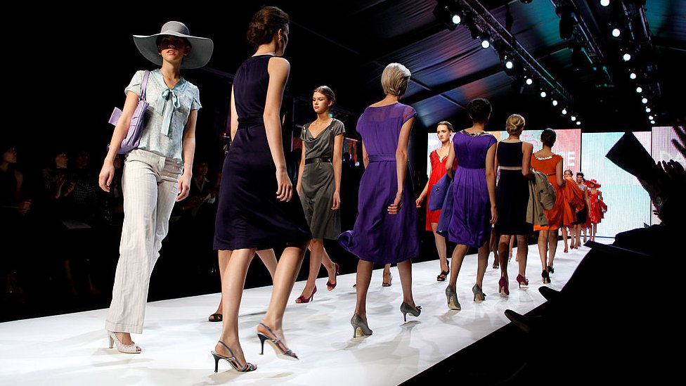 Модели на показе мод Дэвида Лоуренса в Сиднее в 2008 году