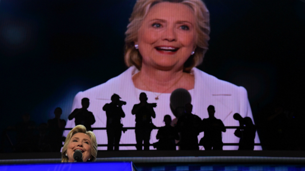Хиллари Клинтон обращается к делегатам в последний вечер Национального съезда Демократической партии