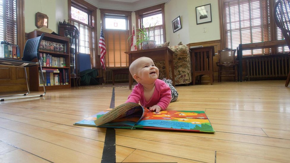 La línea separa las ciudades de Derby Line, en Vermont (Estados Unidos), de Stanstead, en Quebec (Canadá). La línea separa las ciudades de Derby Line, en Vermont (Estados Unidos), de Stanstead, en Quebec (Canadá).