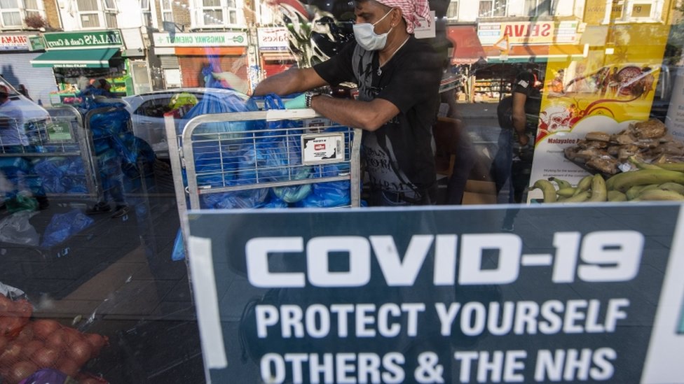 Un hombre prepara bolsas de comida gratis para los damnificados por la crisis del coronavirus.