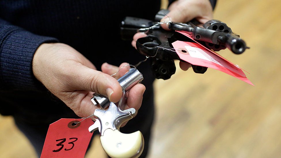 La policía se incautó de 8.300 armas ilegales en 2016, un 20% más que el año anterior. armas chicago