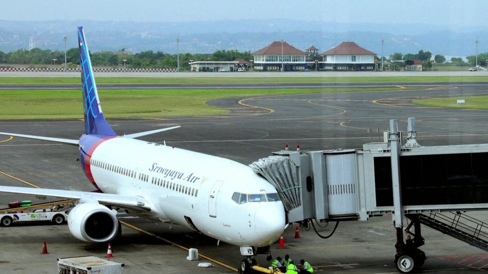Una foto de 2009 de un avión de Sriwijaya Air en la pista de aterrizaje en el aeropuerto de Yakarta.