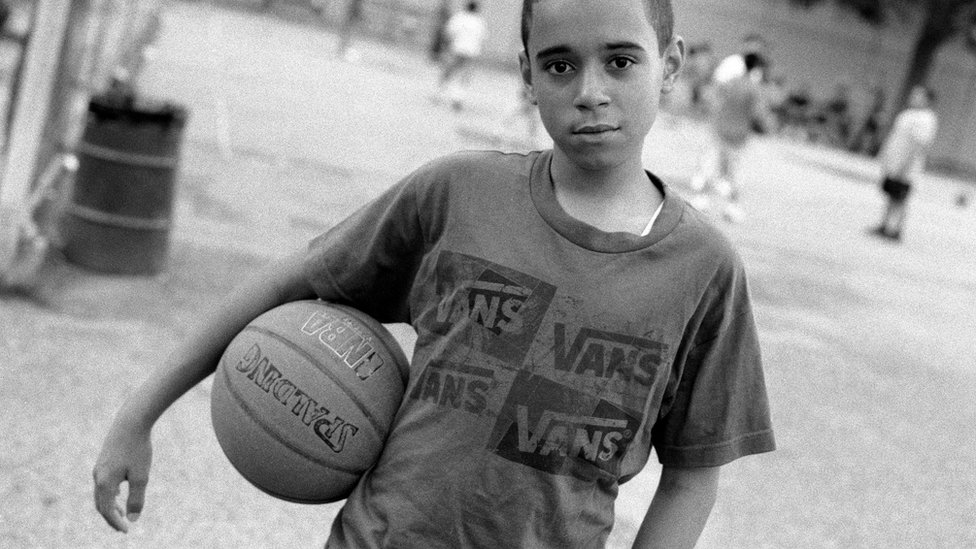 Joven jugador de basquetbol en una parque antes de las oraciones del viernes. Joven jugador de basquetbol en una parque antes de las oraciones del viernes.
