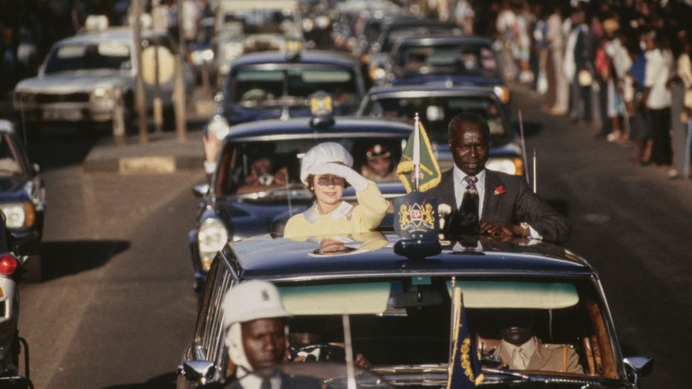 الملكة مع رئيس كينيا دانيال أراب موي (1924-2020) في الموكب بعد وصولها إلى نيروبي، كينيا، 10 نوفمبر/تشرين الثاني 1983