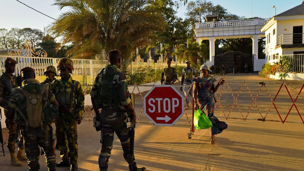 Солдаты Ecowas охраняют Государственный дом в Банжуле (24.01.2017)