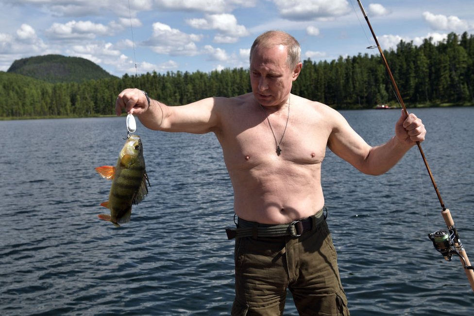 El presidente ruso Vladimir Putin pescando sin camisa.