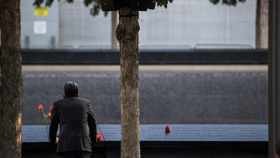 Un memorial recuerda a las víctimas de los ataques del 11 de septiembre de 2001 en Nueva York. Un hombre se detiene frente al memorial que recuerda a las víctimas de los ataques del 11 de septiembre de 2001 en Nueva York.