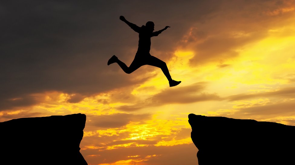 Las personas impulsivas tienden a no pensar en las consecuencias. Hombre saltando entre dos precipicios