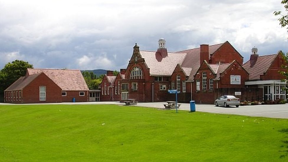 First Welsh primary school opens in Welshpool after shake-up - BBC News