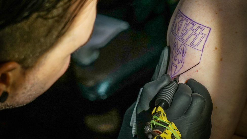 Поклонник Kiss делает татуировку на Kiss Kruise