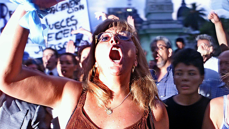 Una mujer protesta durante una de las manifestaciones que se realizaron durante la crisis de 2001-2002