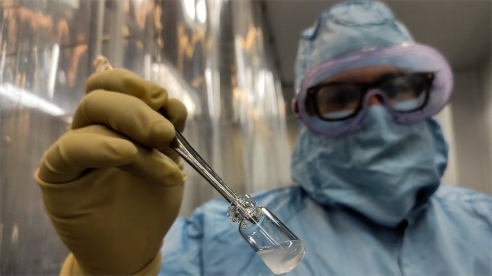 Yoel Hernandez mostra uma dose da vacina Soberana 2 em laboratório do Instituto Finlay em Havana, Cuba, 20 de janeiro de 2021.