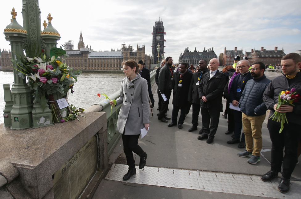 Сотрудники больницы оставляют цветы на Вестминстерском мосту в годовщину теракта