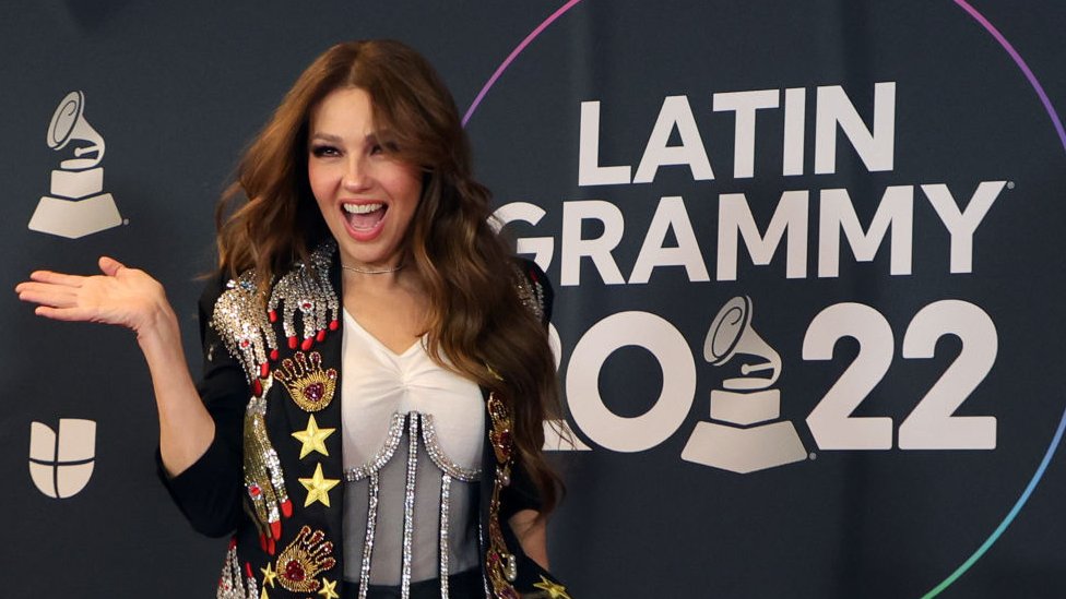 Thalia frente a un cartel de los Latin Grammy