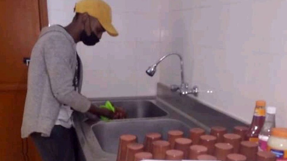 Athenkosi Dyonta lavando tazas en Omán