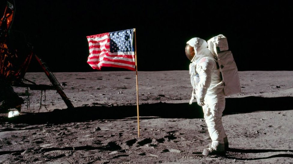 El astronauta Neil Amstrong caminando por la Luna en 1969.