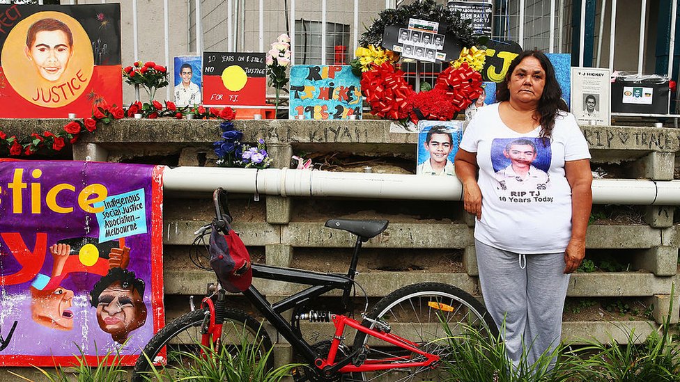 Гейл Хикки стоит рядом с импровизированным мемориалом своему сыну Ти Джею, который погиб во время полицейского преследования в 2004 году.