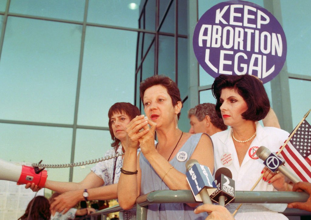 Norma McCorvey y la abogada Gloria Allred en una manifestación a favor del aborto en 1989, en California.