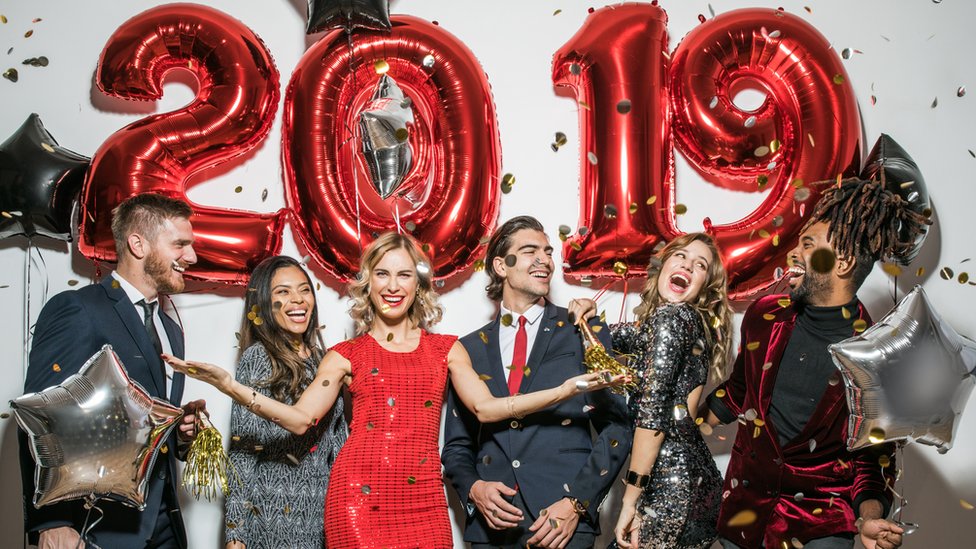 Personas celebrando 2019