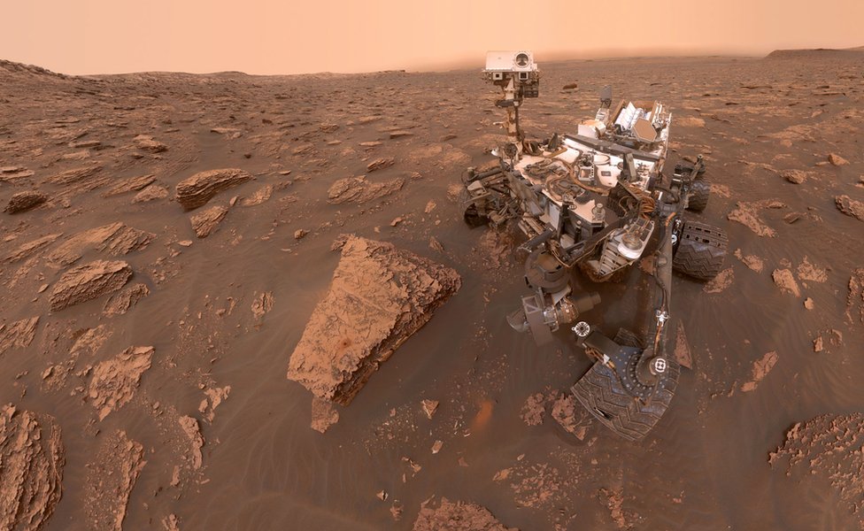 Un "selfie" de Curiosity cubierto de polvo marciano tras taladrar la roca "Duluth"