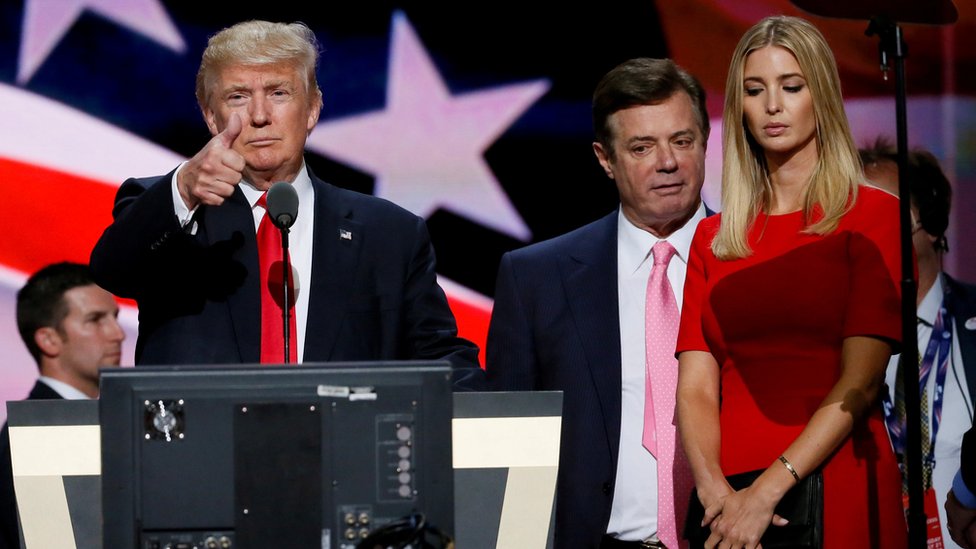 Donald Trump gibt neben seinem Kampagnenmanager Paul Manafort und Ivanka Trump einen Daumen hoch