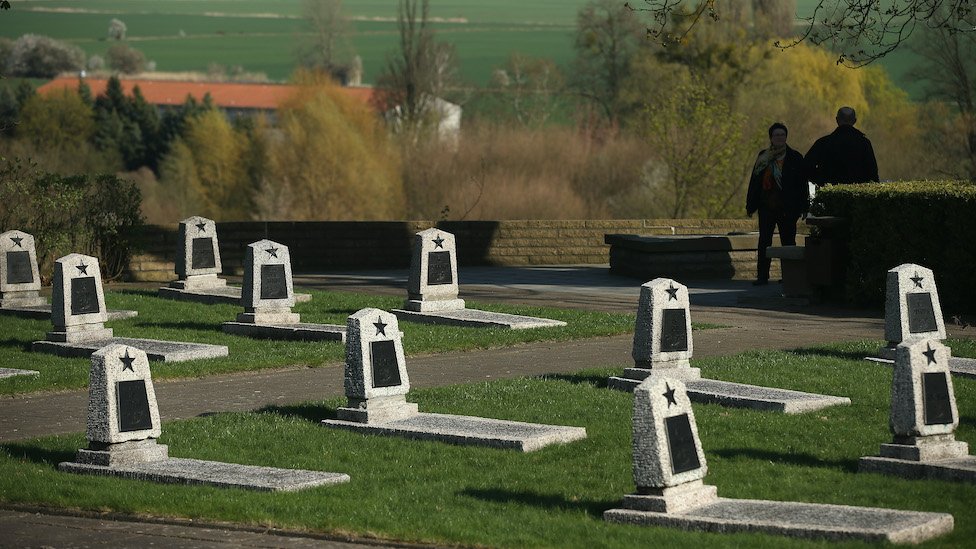 مقابر الضحايا في مرتفعات سيلو بألمانيا