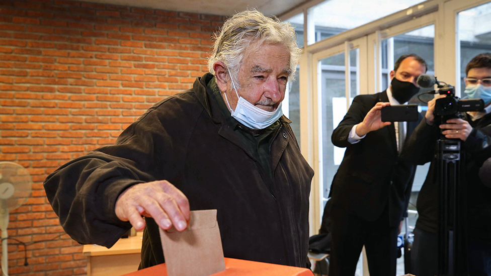 José "Pepe" Mujica votando en las elecciones a intendente en septiembre EPA