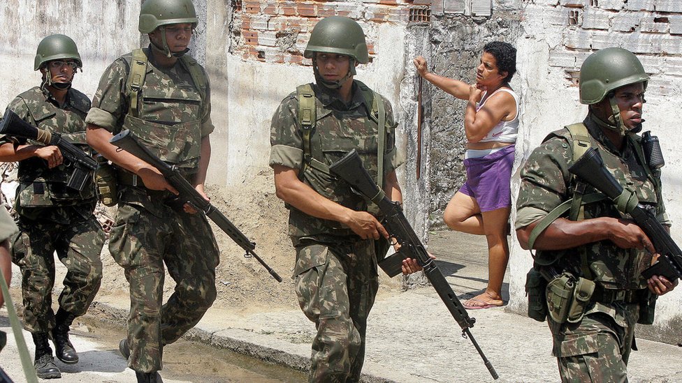 Un grupo de soldados brasileños recorría con rifles Fal las calles de Villa Kennedy en 2006. Soldados brasileños