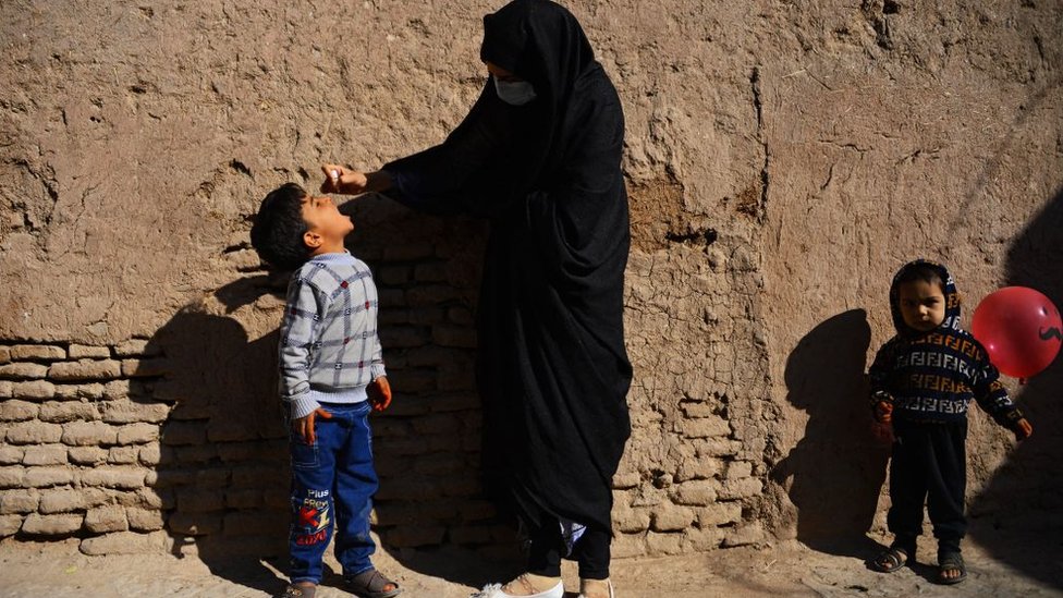Una mujer inmuniza a un niño