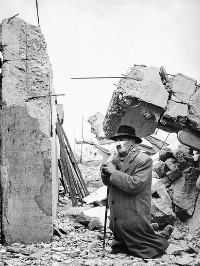 Un hombre arrodillado ante los escombros tras el terremoto de Valdivia, Chile, en 1960.
