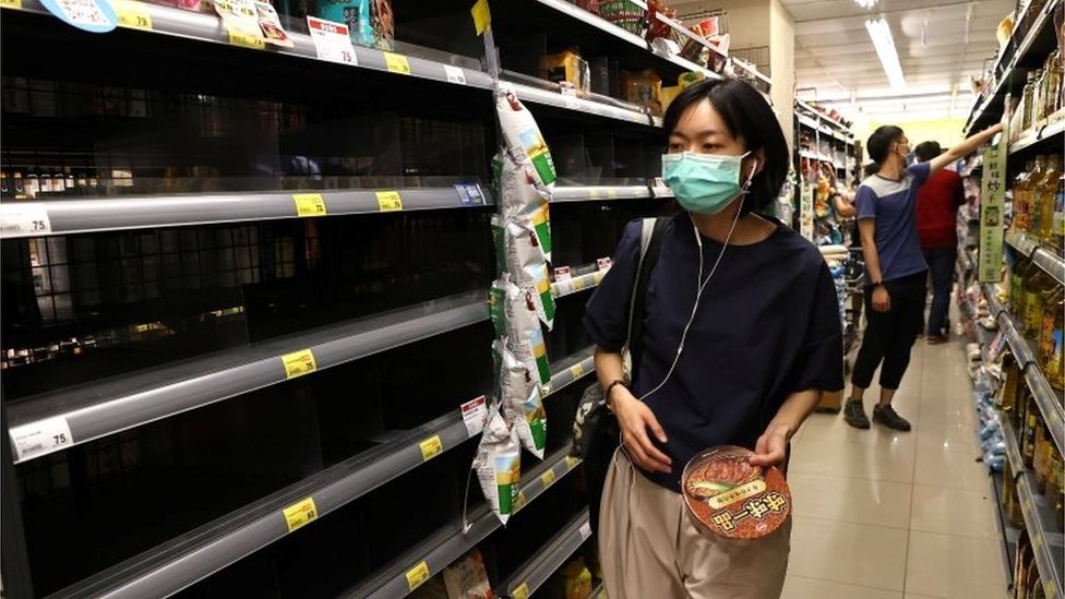 台北市民去購買日用品。