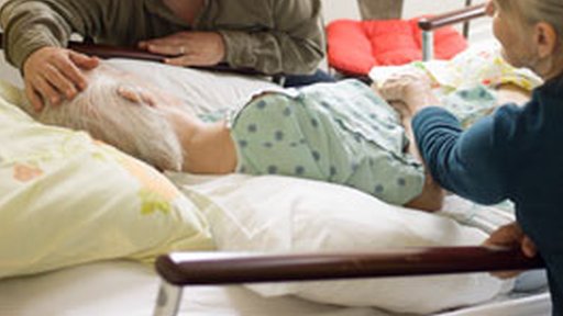 Frank Ostaseski también les brinda apoyo a los familiares de los enfermos terminales. Paciente en el hospicio Zen de San Francisco (Foto: Hospicio Zen)