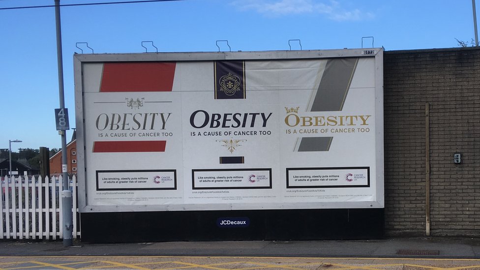 Valla publicitaria que resalta los riesgos de la obesidad