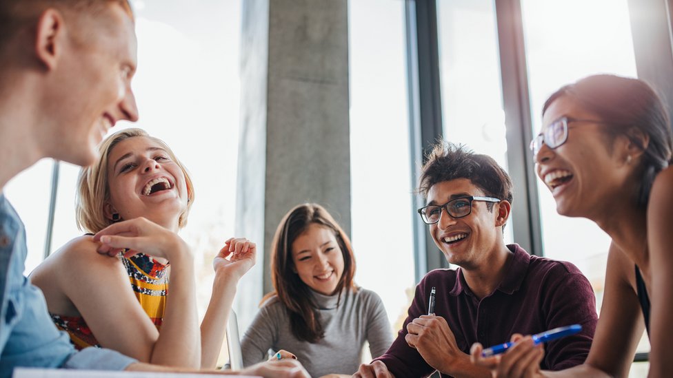 El dolor puede hacer que te aisles, es importante rodearte de familiares y amigos para no hundirte. Un grupo de amigos sonriente.