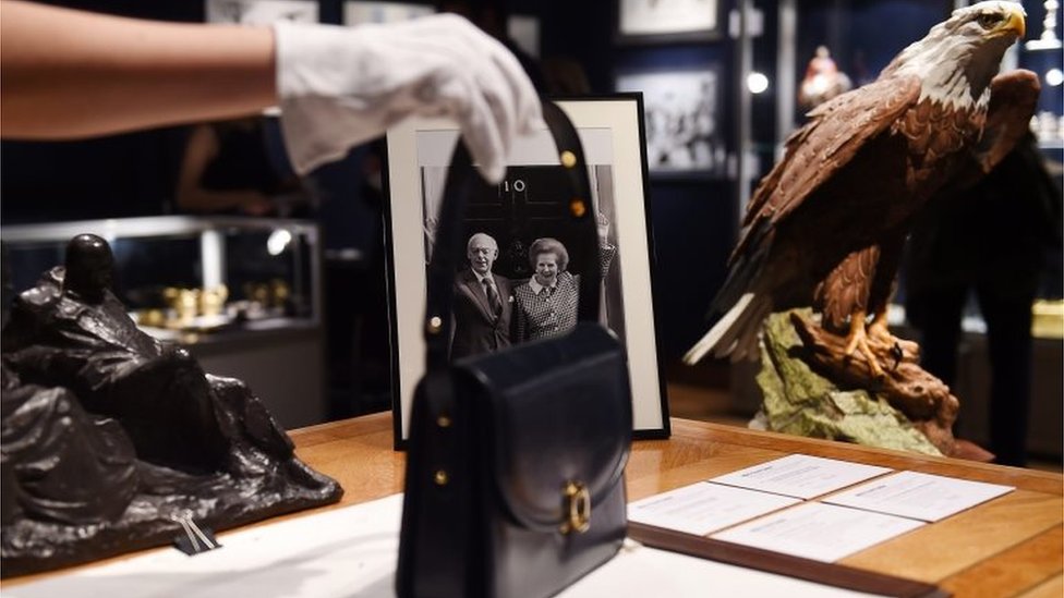 Сумочка стоит на столе Маргарет Тэтчер во время демонстрации во время распродажи коллекции Маргарет Тэтчер