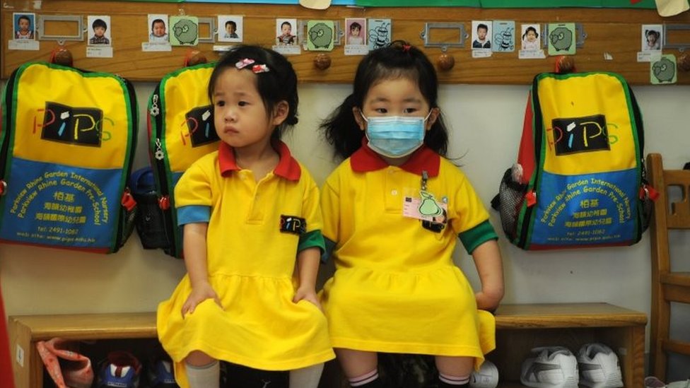 Dos niñas en Hong Kong durante a pandemia de H1N1.
