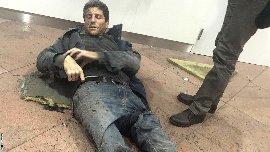 Bellin, herido en el suelo tras la explosión en el Aeropuerto de Bruselas en marzo de 2016
