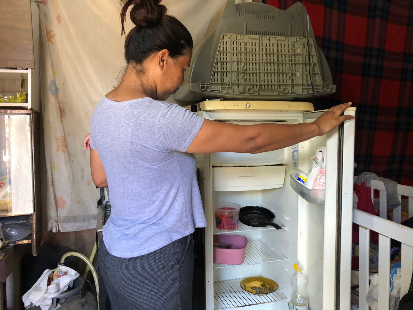 A geladeira da família de Suzane estava praticamente vazia quando a reportagem visitou a casa